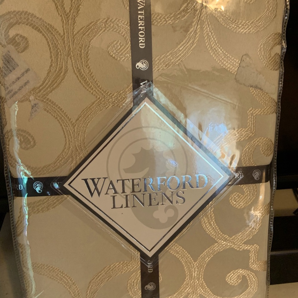 Waterford linens 90” round tabelcloth
